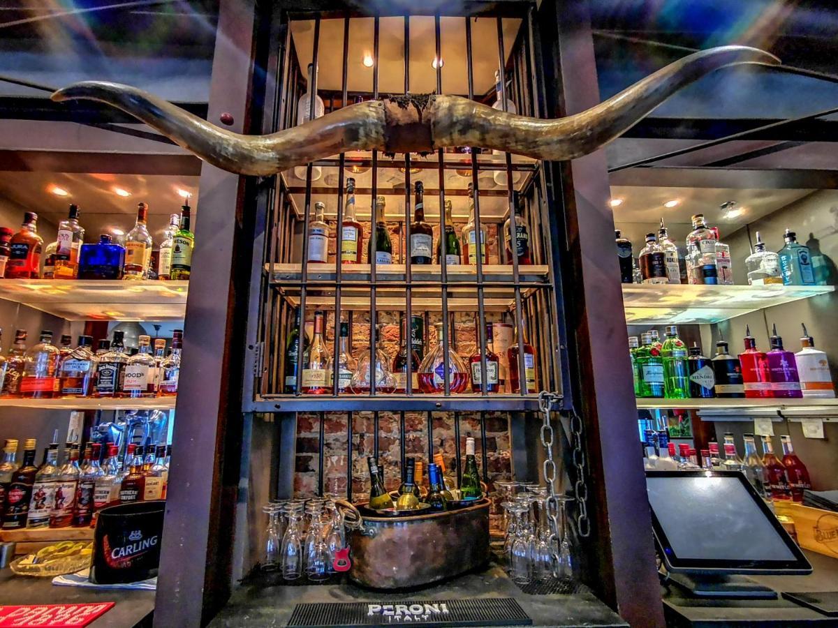 Ox Hotel, Bar, & Grill プール エクステリア 写真