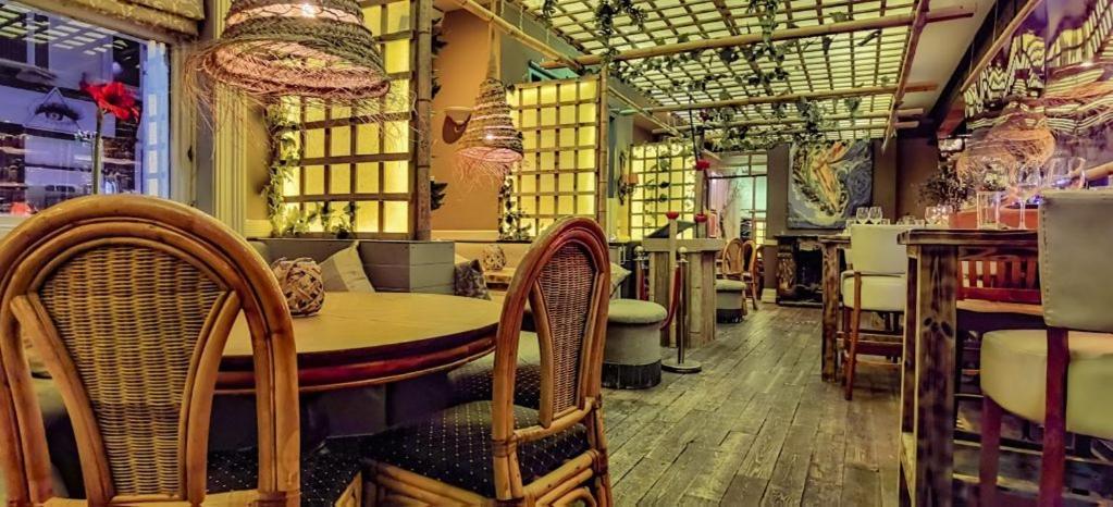 Ox Hotel, Bar, & Grill プール エクステリア 写真