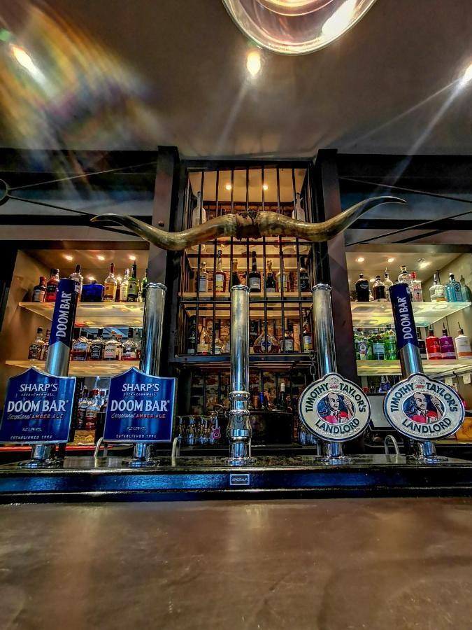 Ox Hotel, Bar, & Grill プール エクステリア 写真
