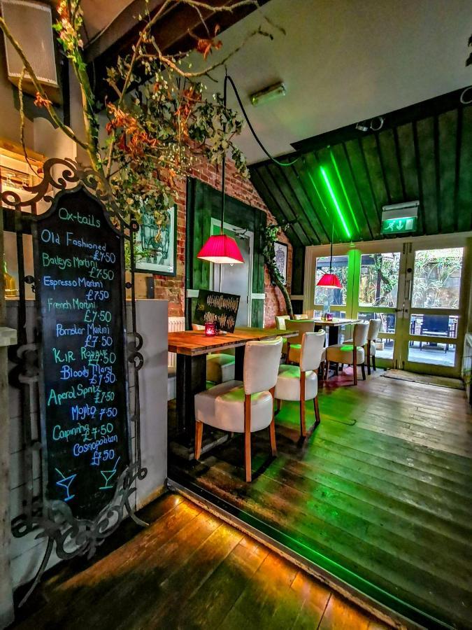 Ox Hotel, Bar, & Grill プール エクステリア 写真