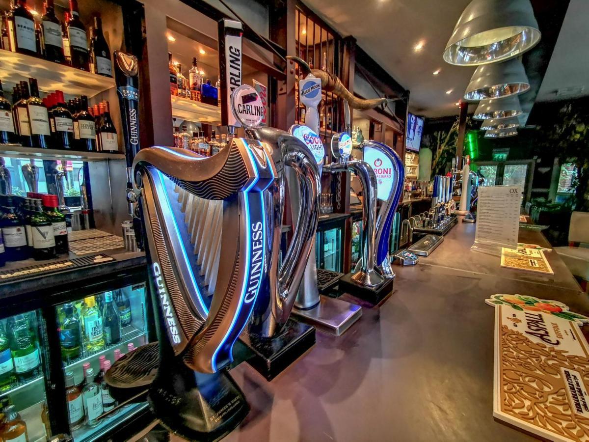 Ox Hotel, Bar, & Grill プール エクステリア 写真