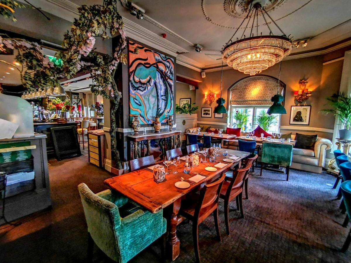 Ox Hotel, Bar, & Grill プール エクステリア 写真