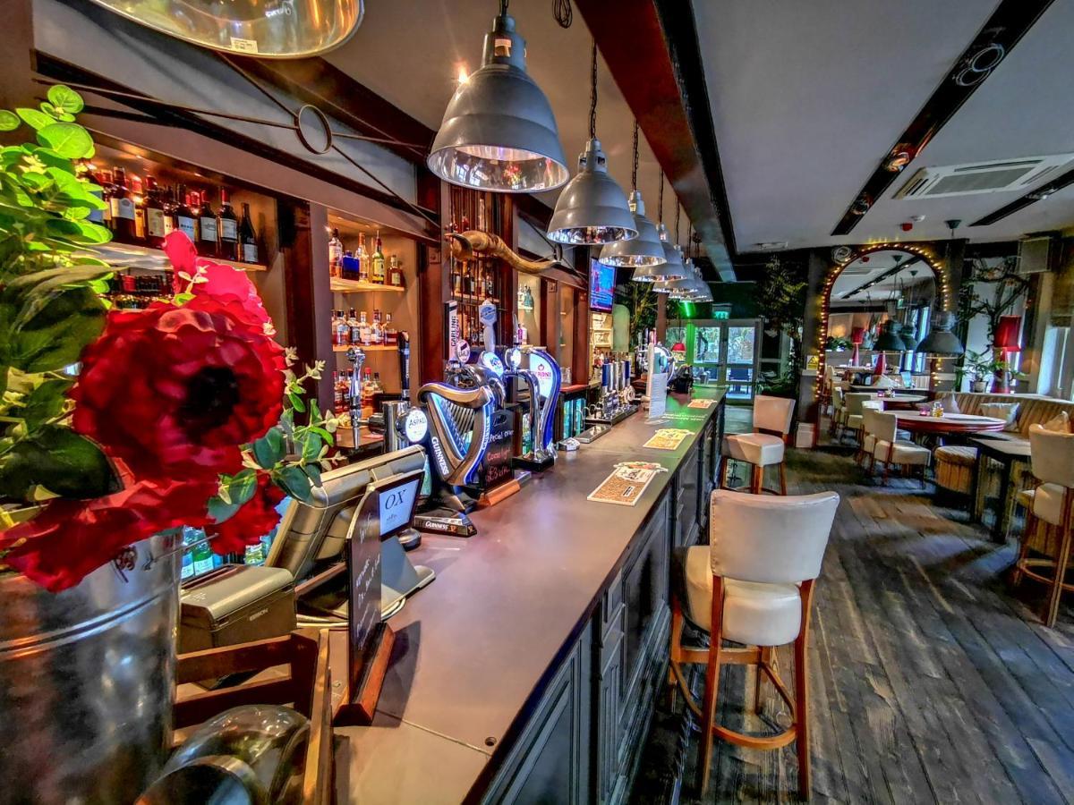 Ox Hotel, Bar, & Grill プール エクステリア 写真