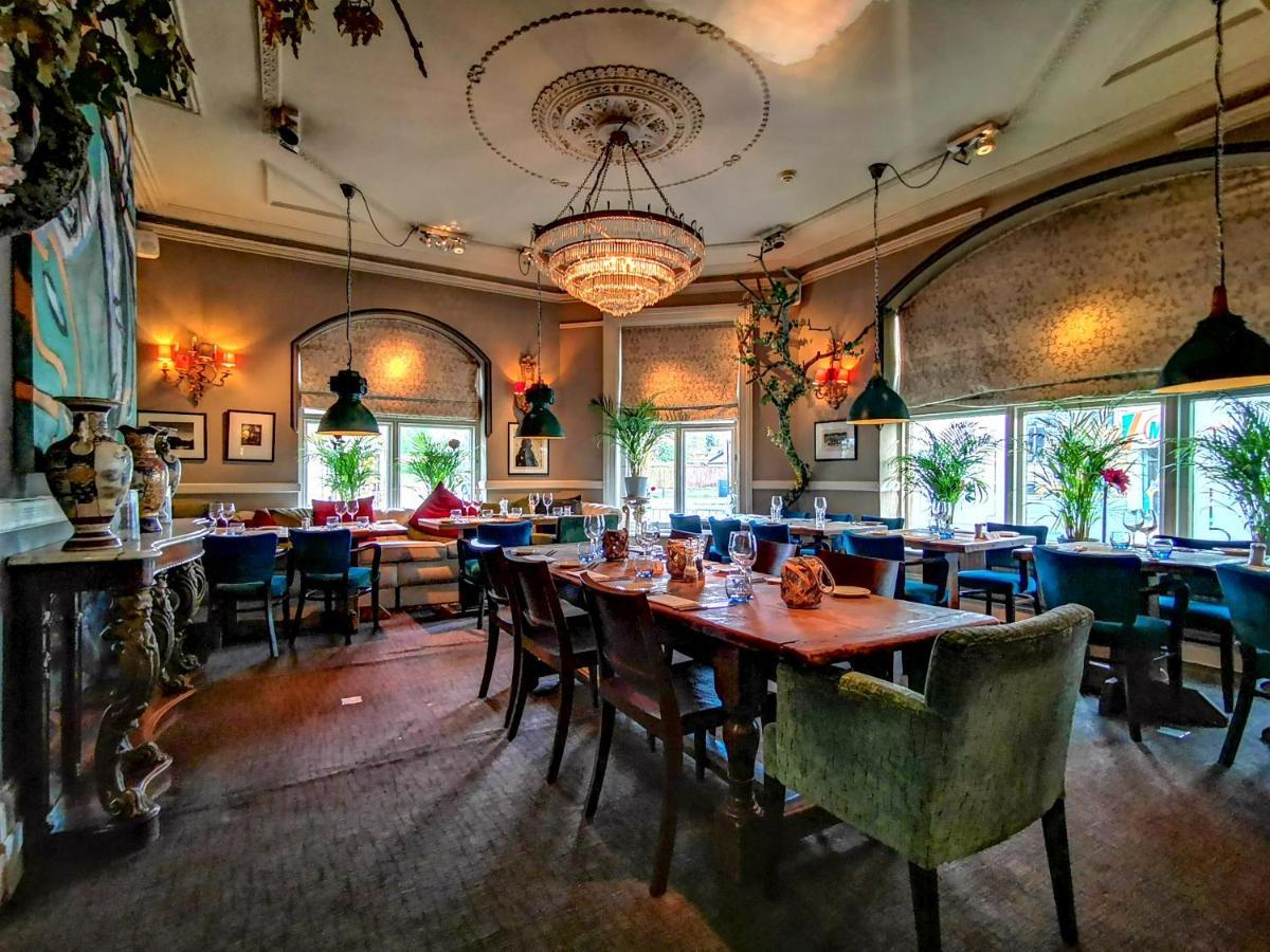 Ox Hotel, Bar, & Grill プール エクステリア 写真