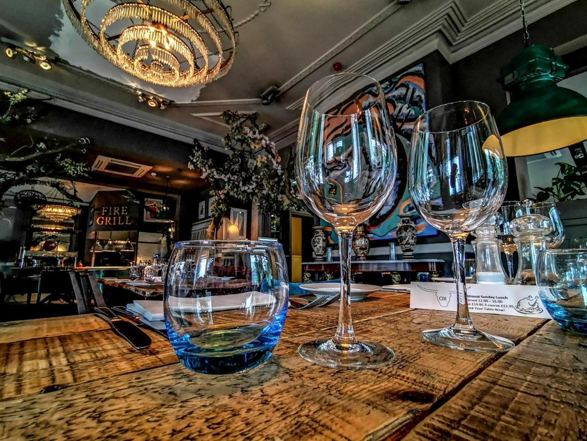 Ox Hotel, Bar, & Grill プール エクステリア 写真