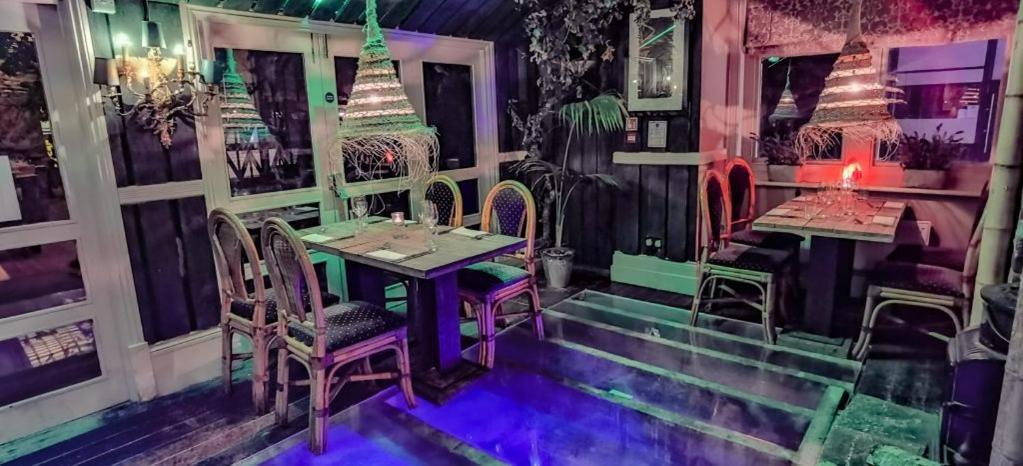 Ox Hotel, Bar, & Grill プール エクステリア 写真